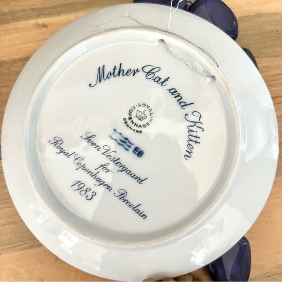 Vintage 1983 blue Royal Copenhagen Mama Cat & Kitten small hanging plate - Picture 3 of 4